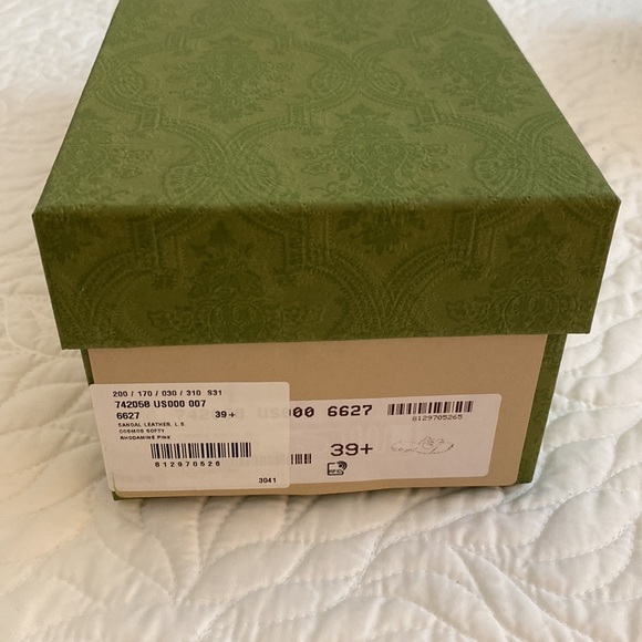 Gucci iconic green shoe gift box with tissue paper, sandal inserts & booklet - Picture 6 of 6